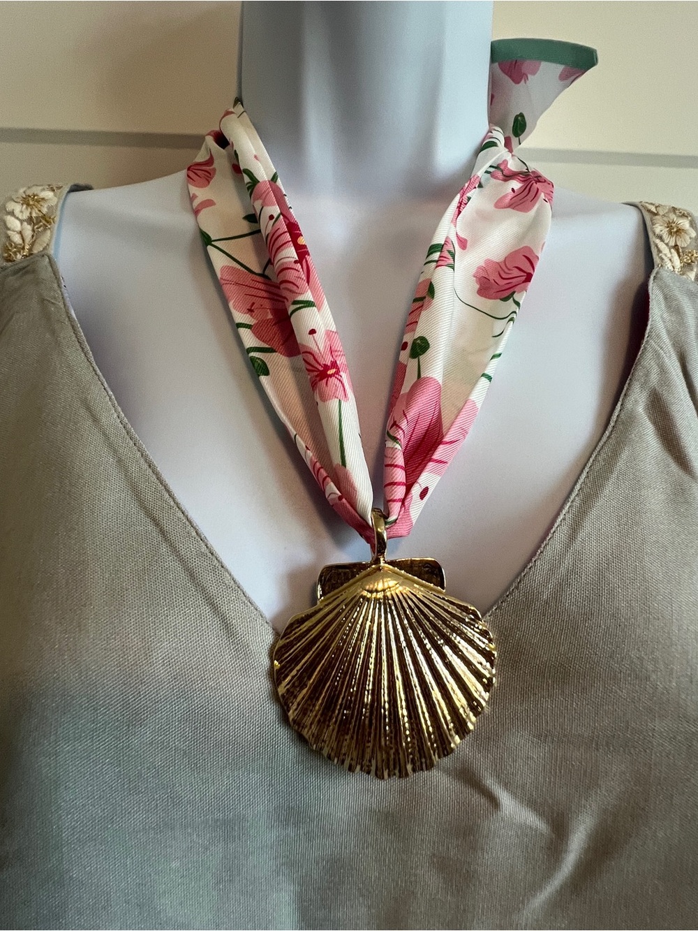 ARATTA NWOT Scarf Necklace Shell
